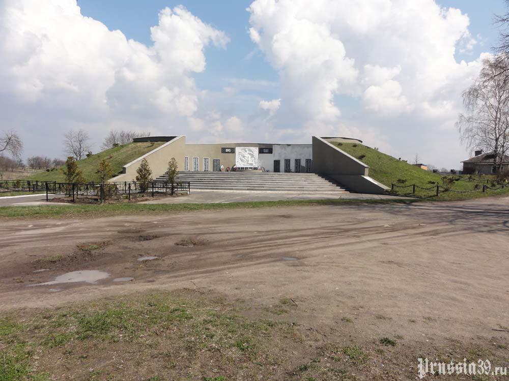 Мемориальный комплекс на братской могиле советских воинов периода Великой Отечественной войны. 1982 г. п.Русское