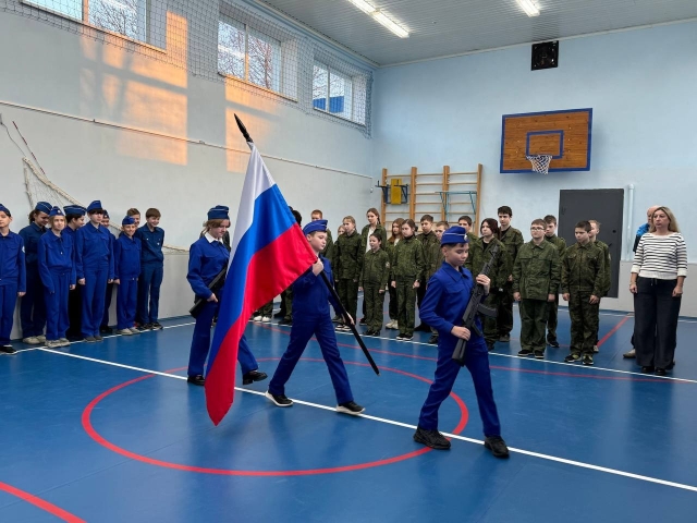 Торжественная линейка и "Разговоры о важном": чествуем победителей и изучаем Арктику!.